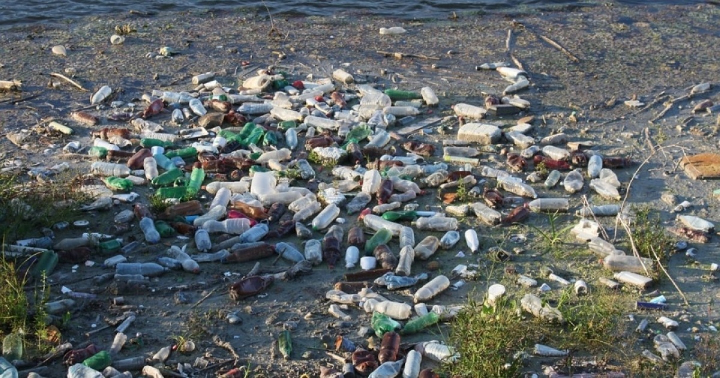 f_-nel-lago-di-como-c-e-una-zuppa-di-plastica-dpx7